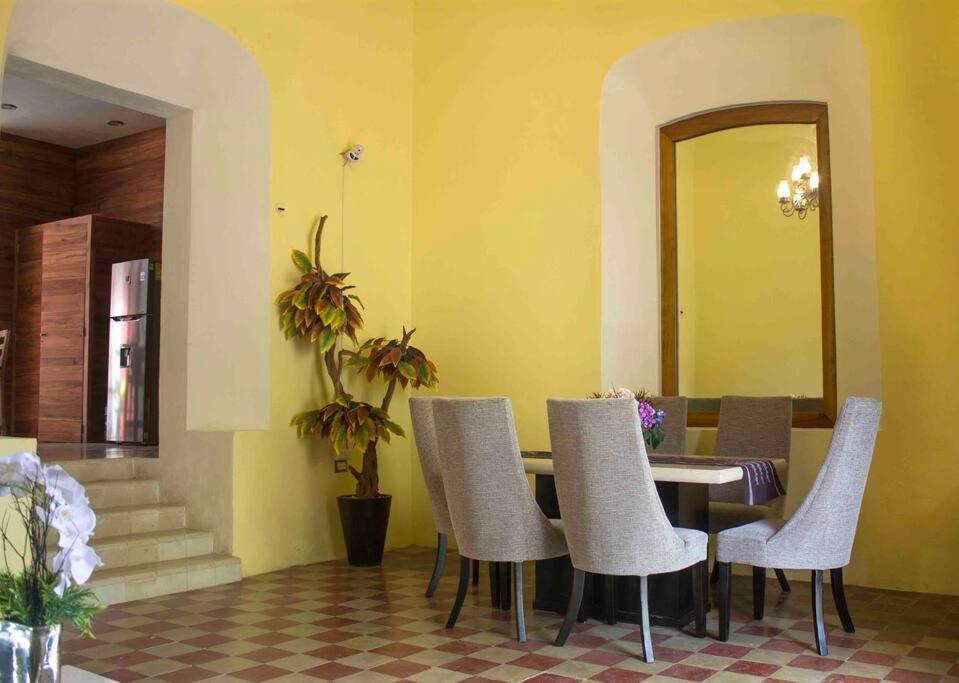 バリャドリッド Casona Xtabay, En El Centro De Valladolidヴィラ エクステリア 写真
